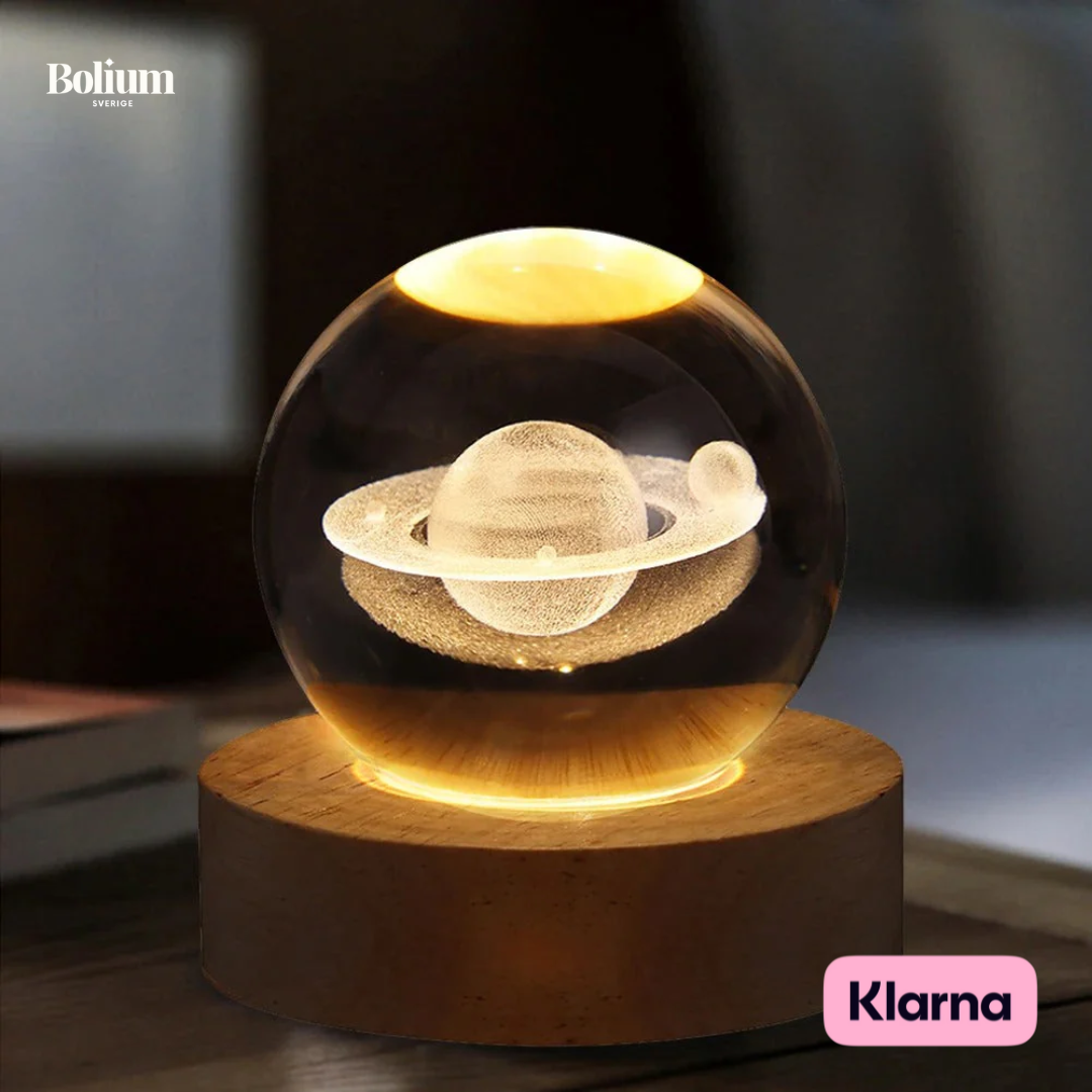 https://cdn.shopify.com/s/files/1/0837/3138/2559/files/GlasskulaRymdljusMedMotiv.png?v=1735556822